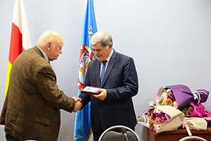 Председатель правительства Э. Г. Пухаев вручает медаль К. И. Мажейка